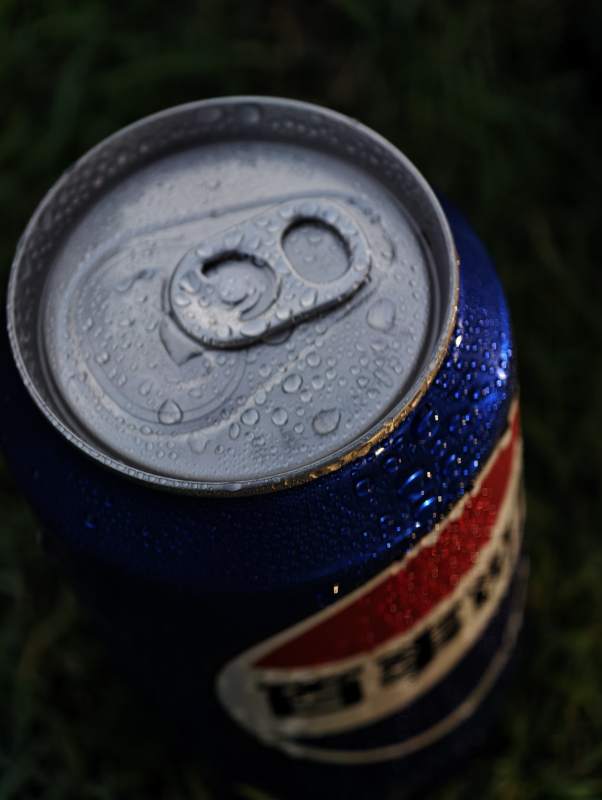 冰镇百事可乐罐特写图片