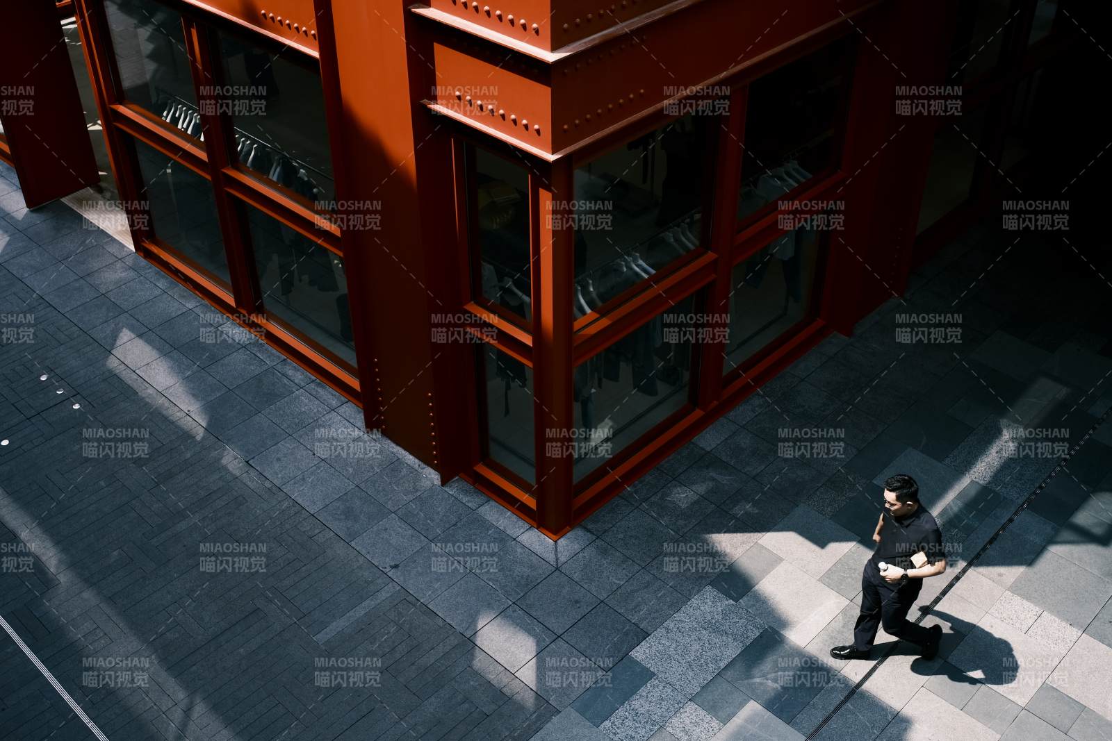 街角独行 光影交错图片