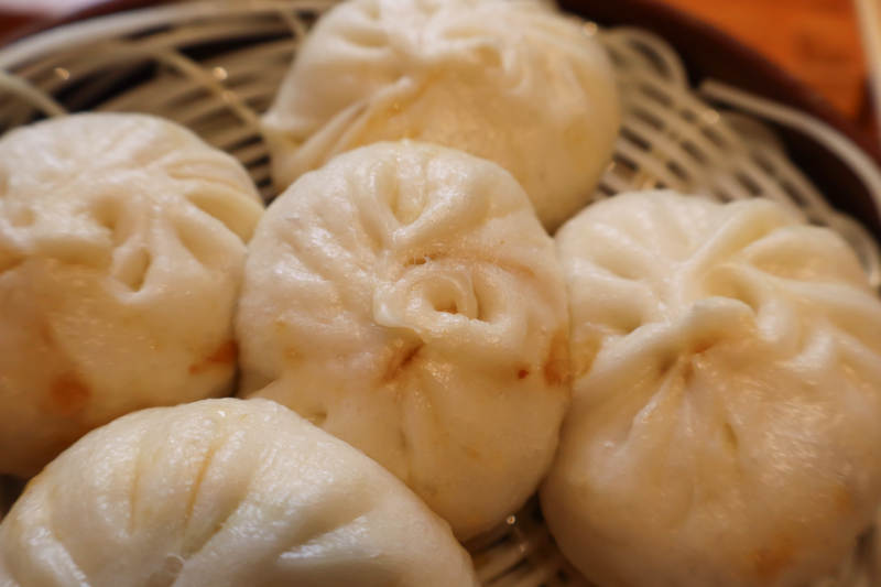 热腾腾的包子蒸笼特写图片