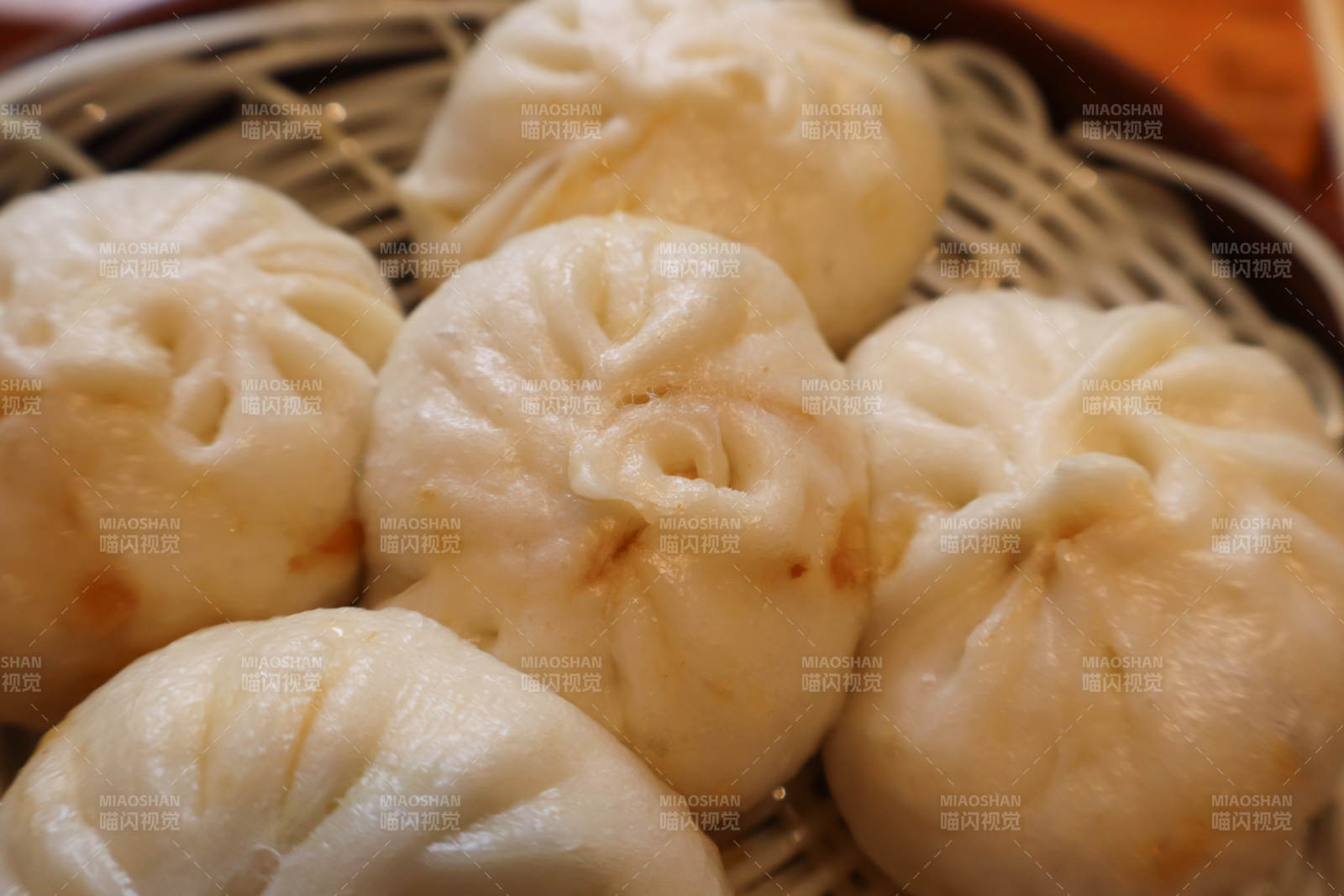 热腾腾的包子蒸笼特写图片