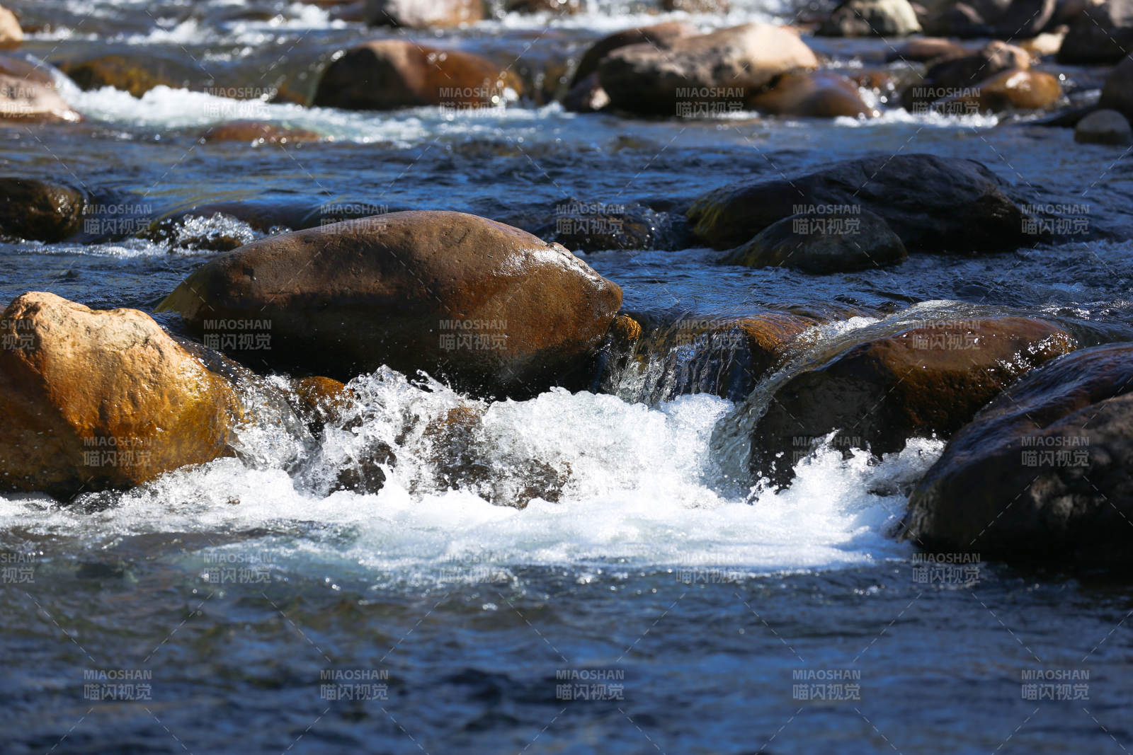 湍急溪流中的岩石图片