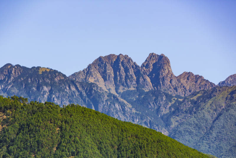 螺髻山 青山叠翠 蓝天映衬图片