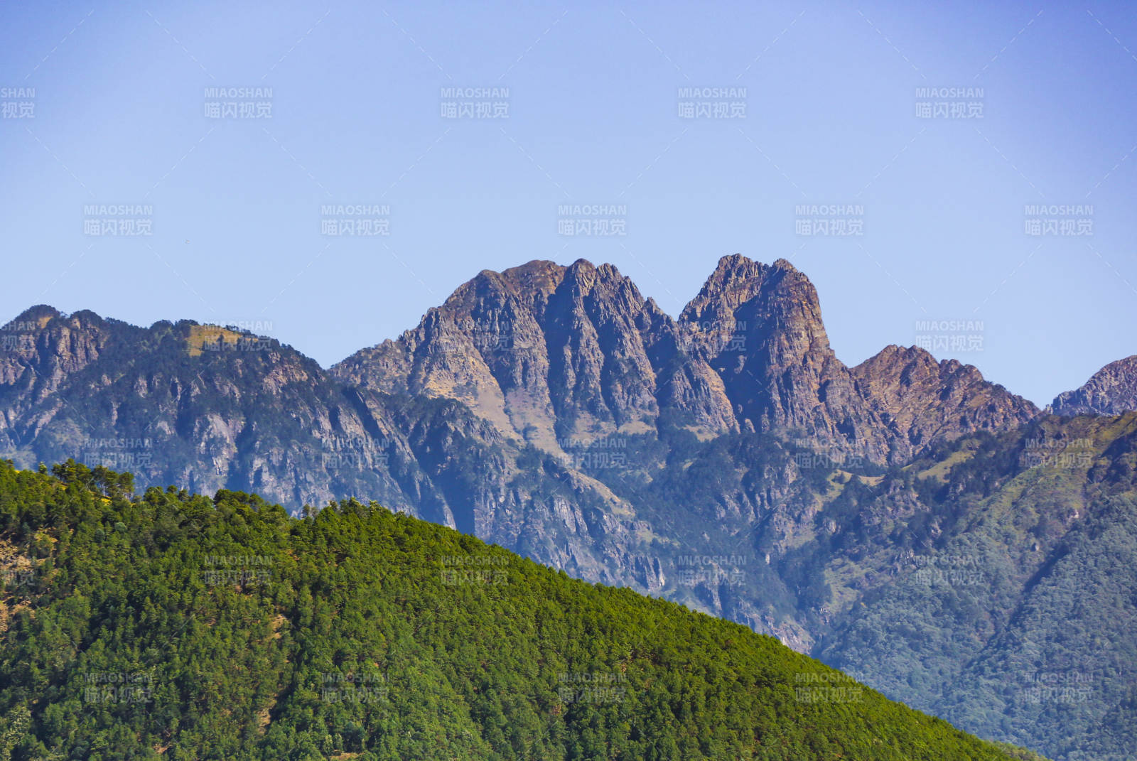 螺髻山 青山叠翠 蓝天映衬图片