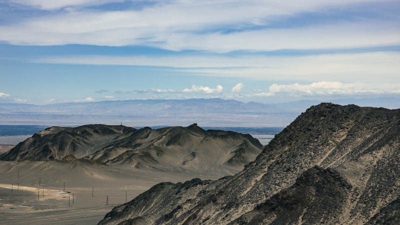 伊犁荒漠山峦 蓝天白云图片