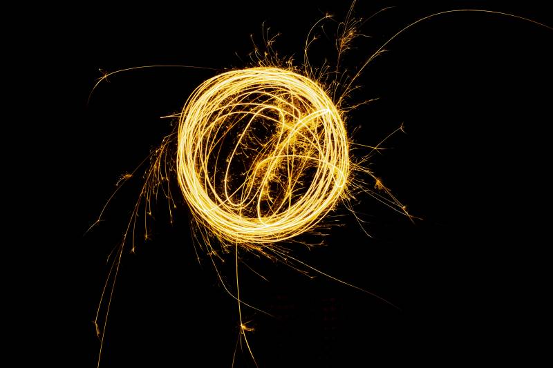 火花交织的金色圆环图片