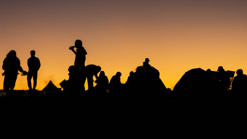 日落时分的营地剪影图片