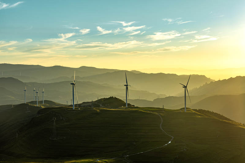 风车山巅 夕阳映照 孤山图片