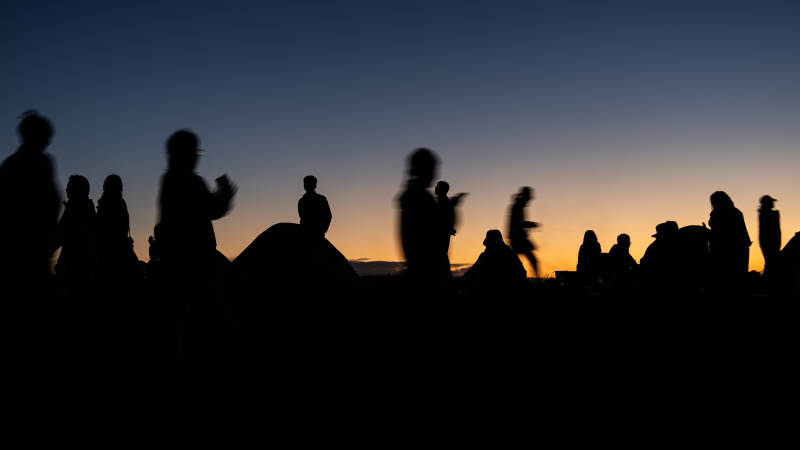 黄昏剪影 人群与帐篷图片