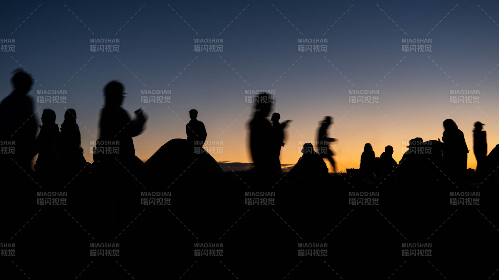 黄昏剪影 人群与帐篷图片