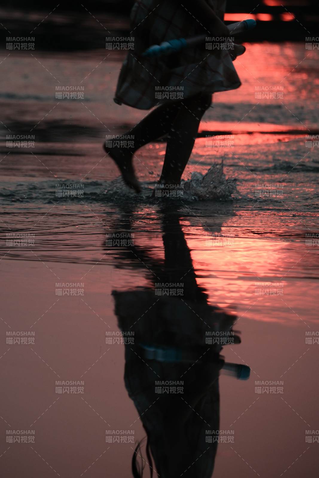 雨中倒影 童趣时光图片