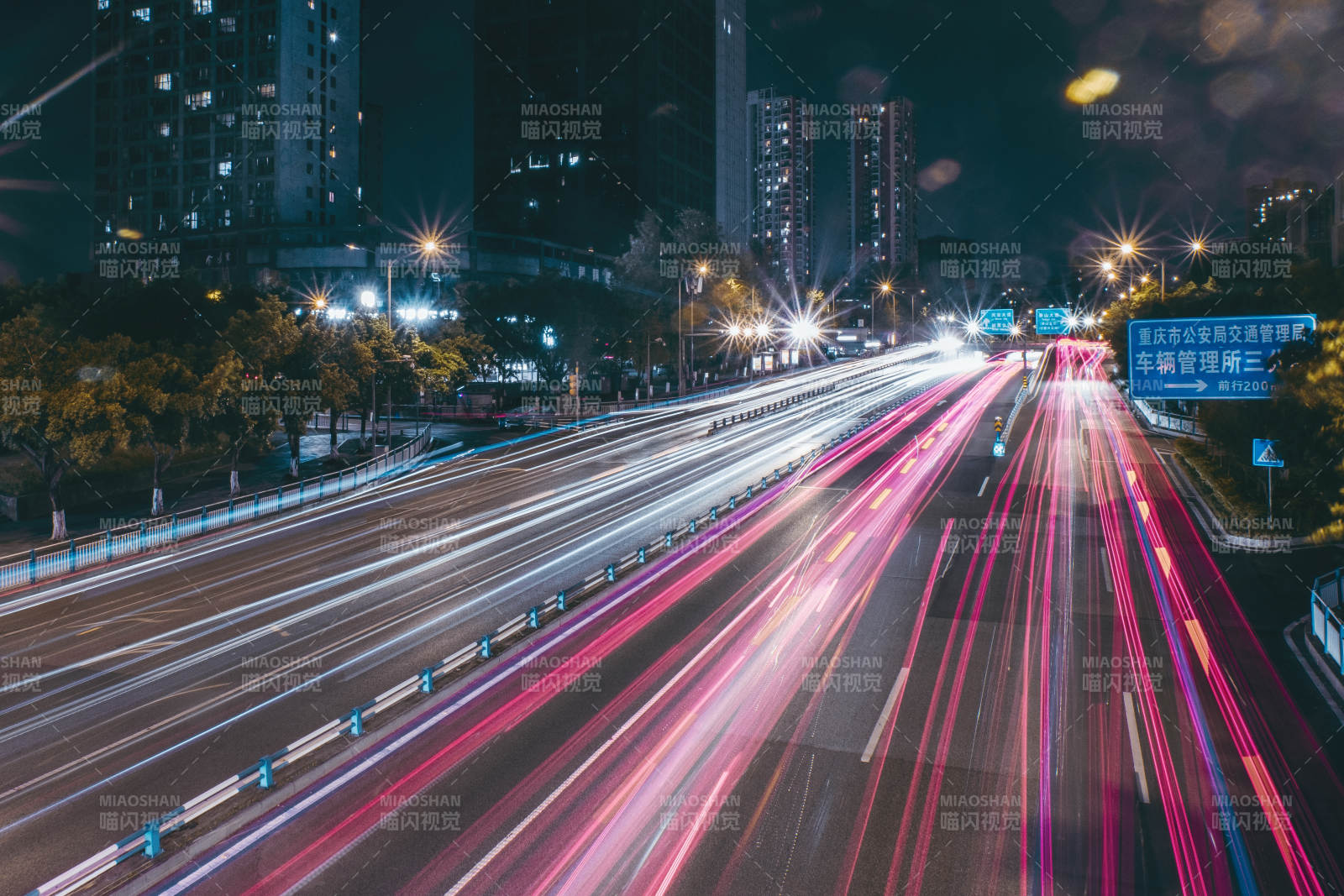 夜幕下的城市车流光影图片