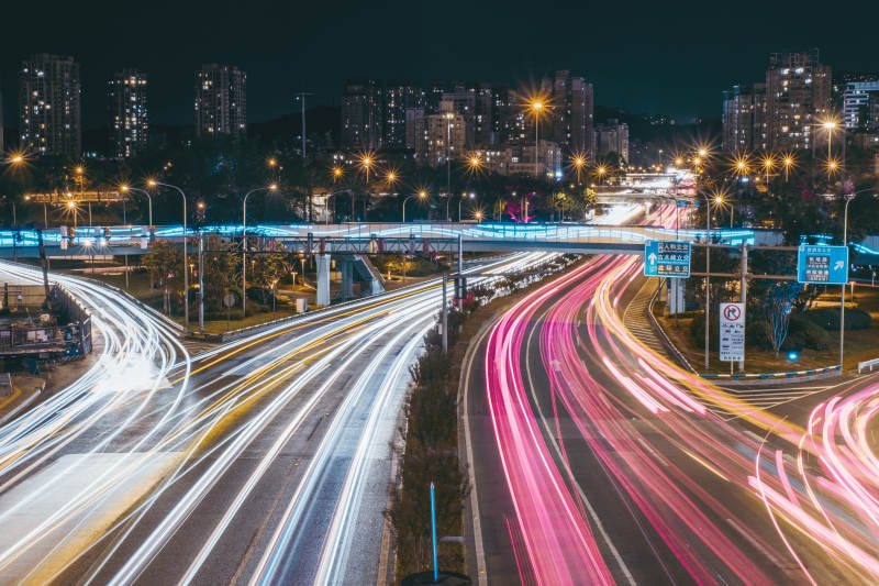 夜幕下的城市高速路流光图片