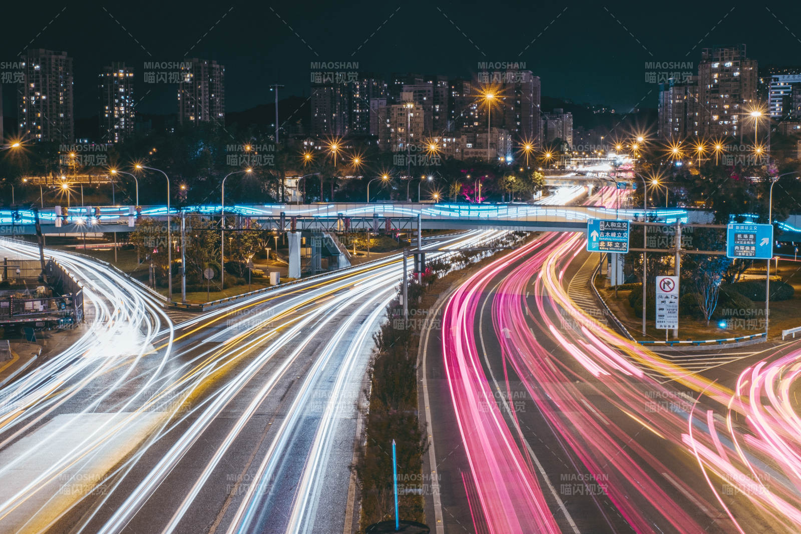 夜幕下的城市高速路流光图片