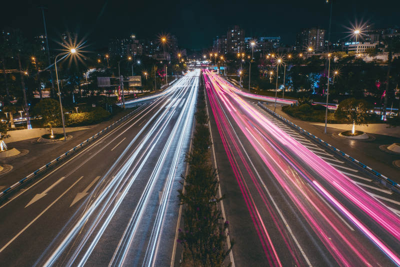 夜幕下的城市车流光影图片