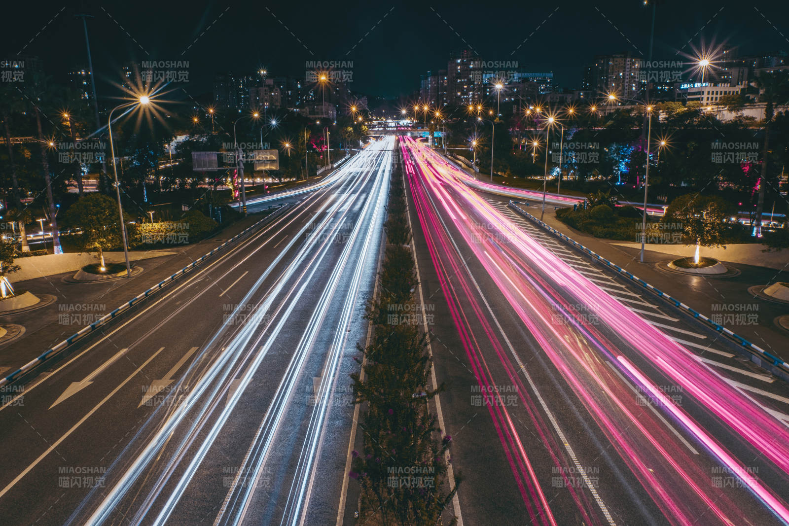 夜幕下的城市车流光影图片
