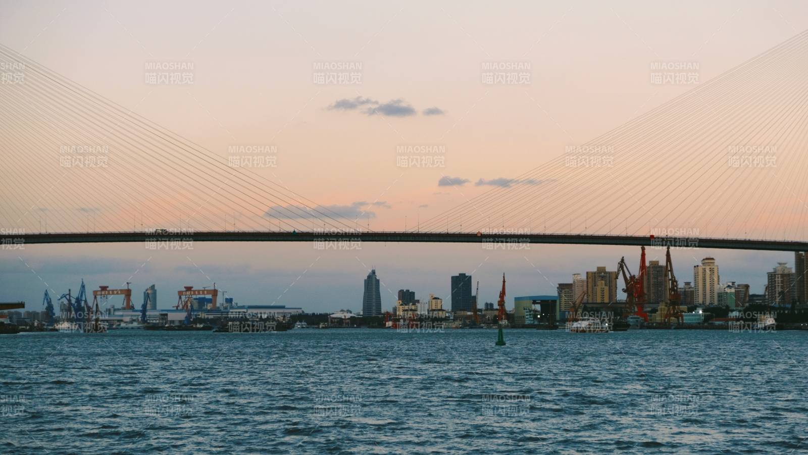 上海杨浦大桥黄昏中横跨江面图片