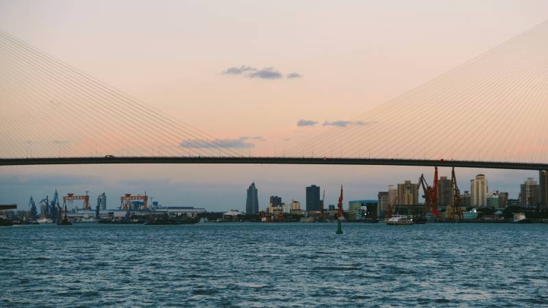 上海杨浦大桥黄昏中横跨江面图片