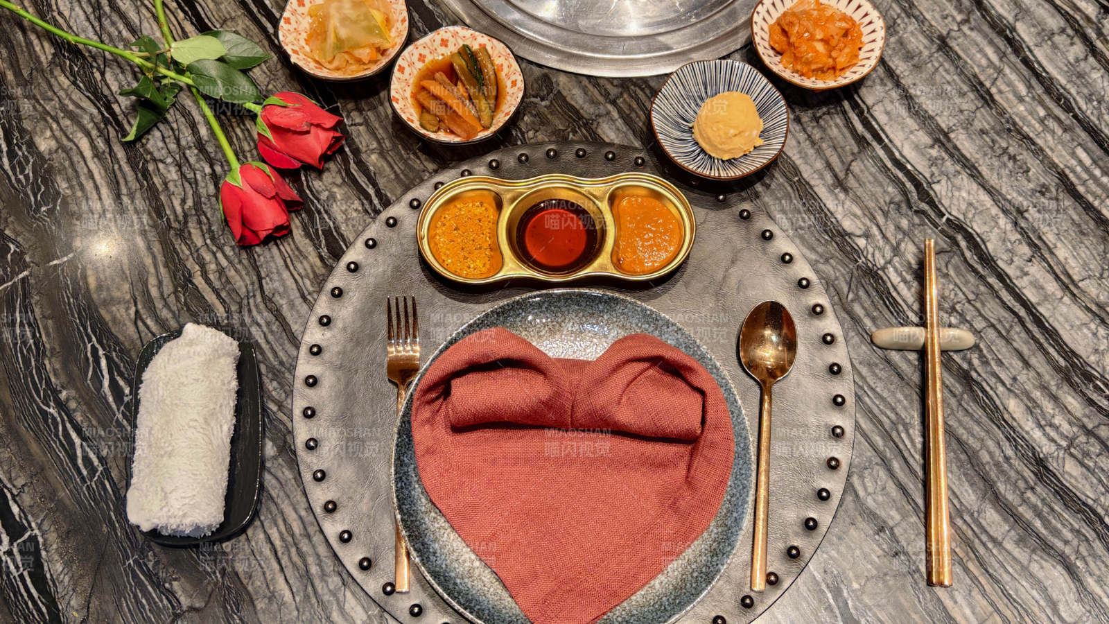 浪漫餐桌布置与美食图片