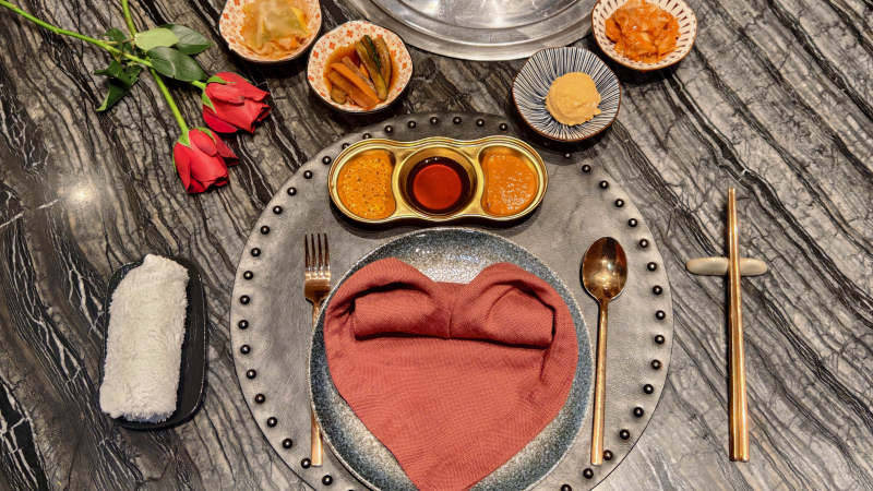 浪漫餐桌布置与美食图片