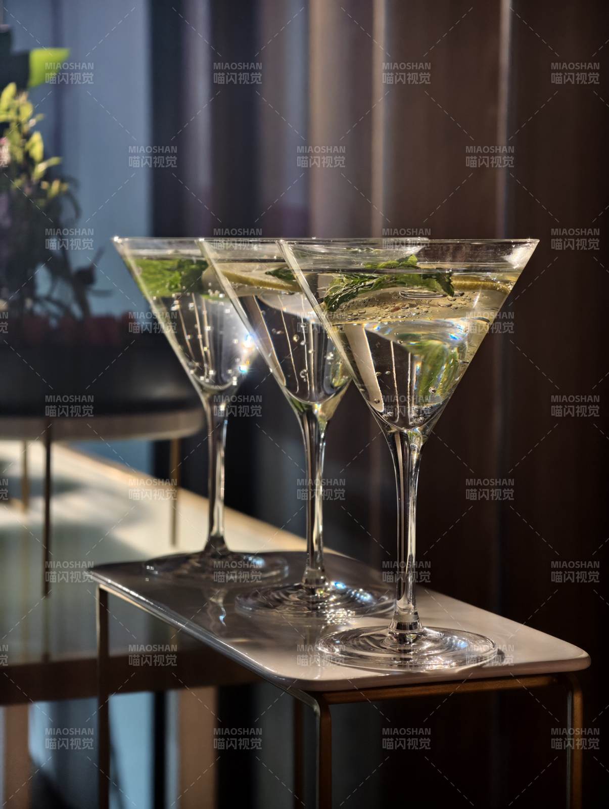 三杯马提尼鸡尾酒特写图片