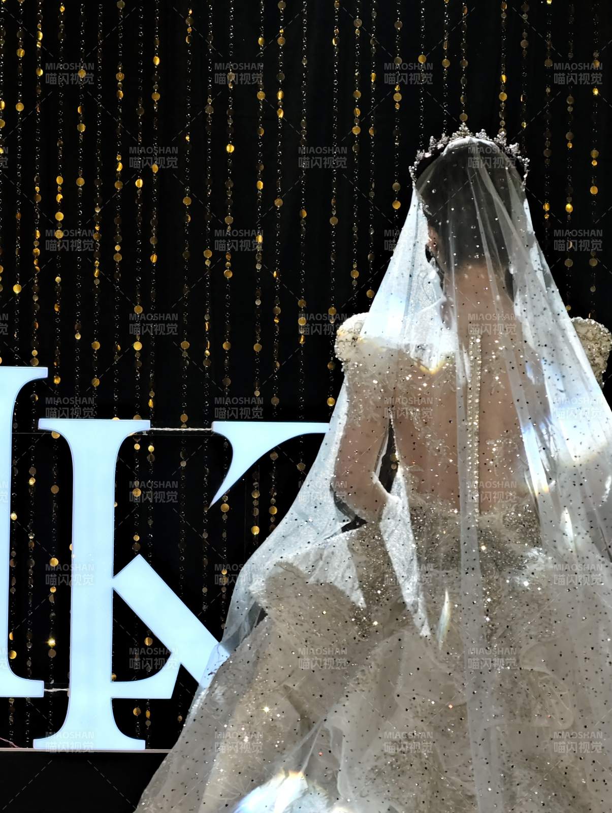 星光璀璨的婚纱秀场图片