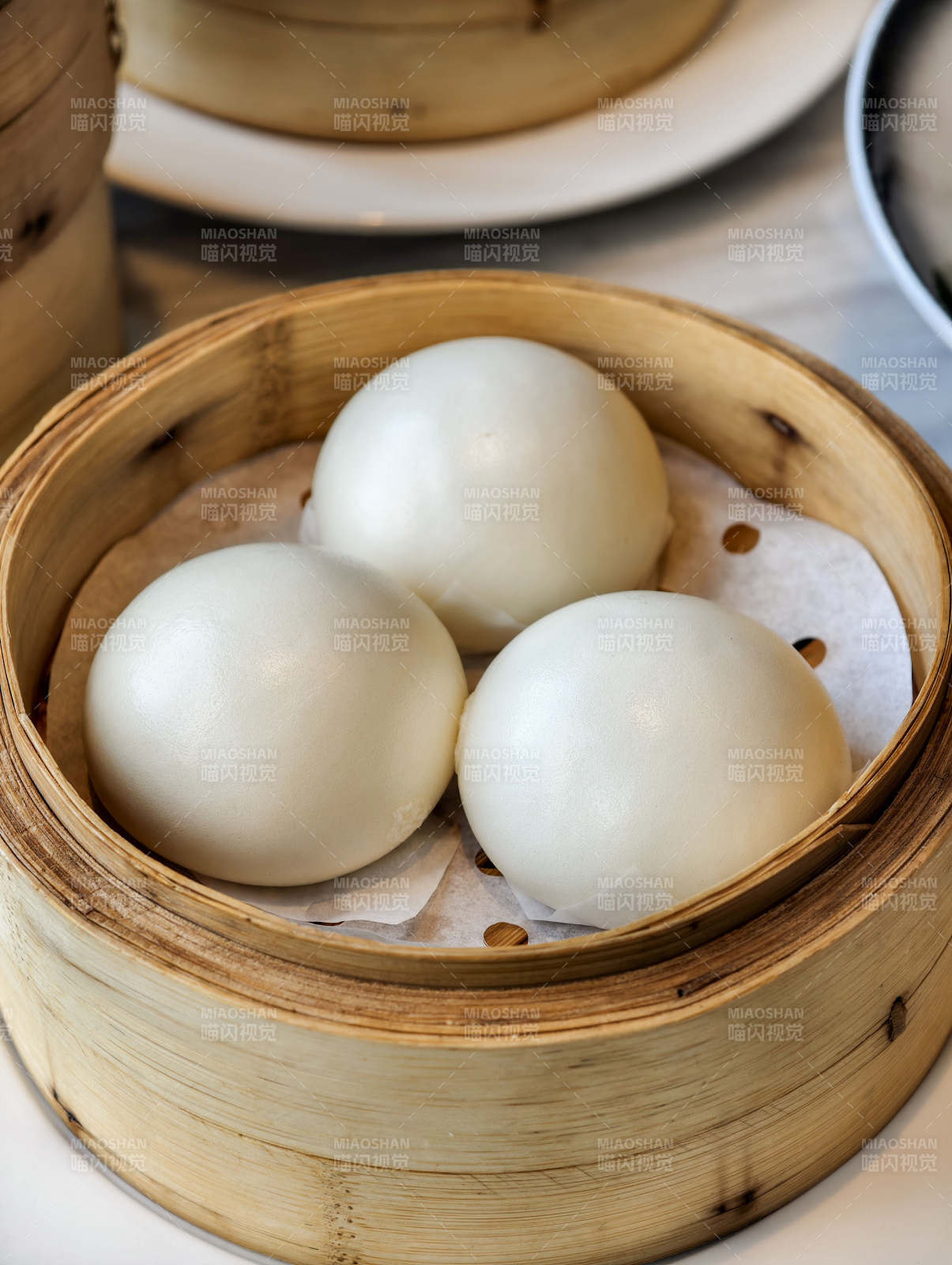 蒸笼里的白色馒头图片