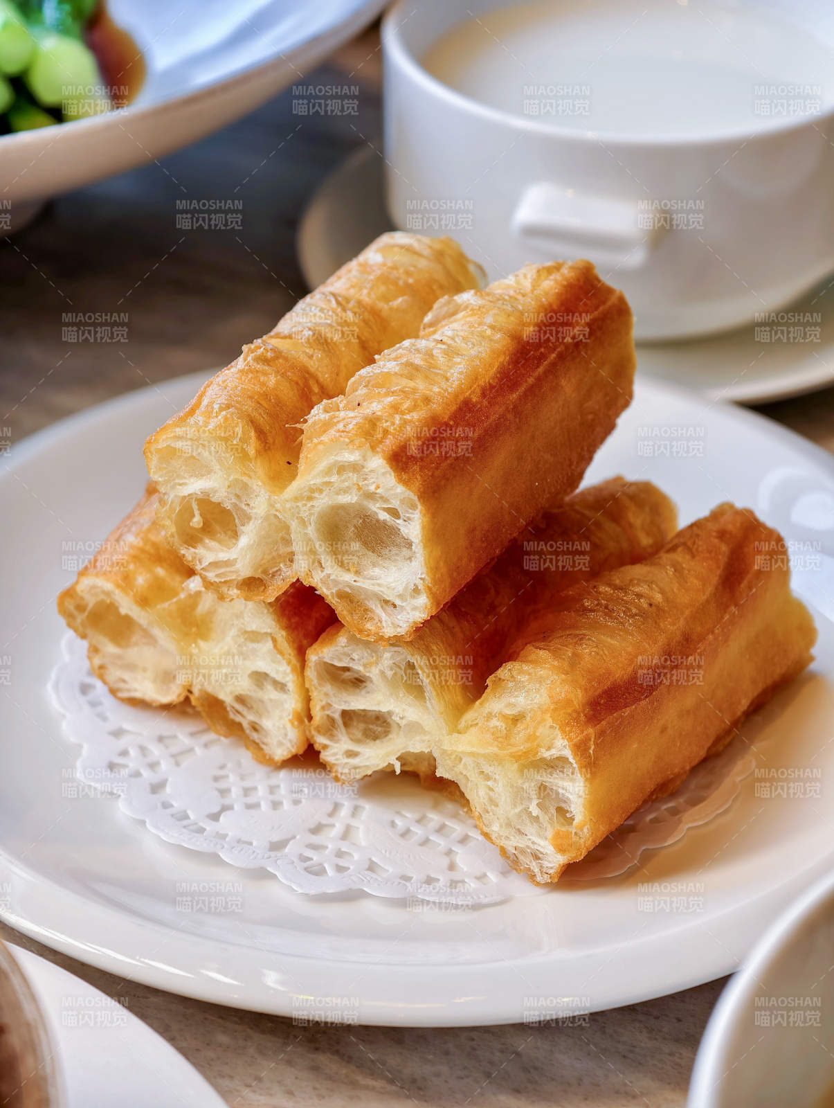 金黄酥脆油条配豆浆图片