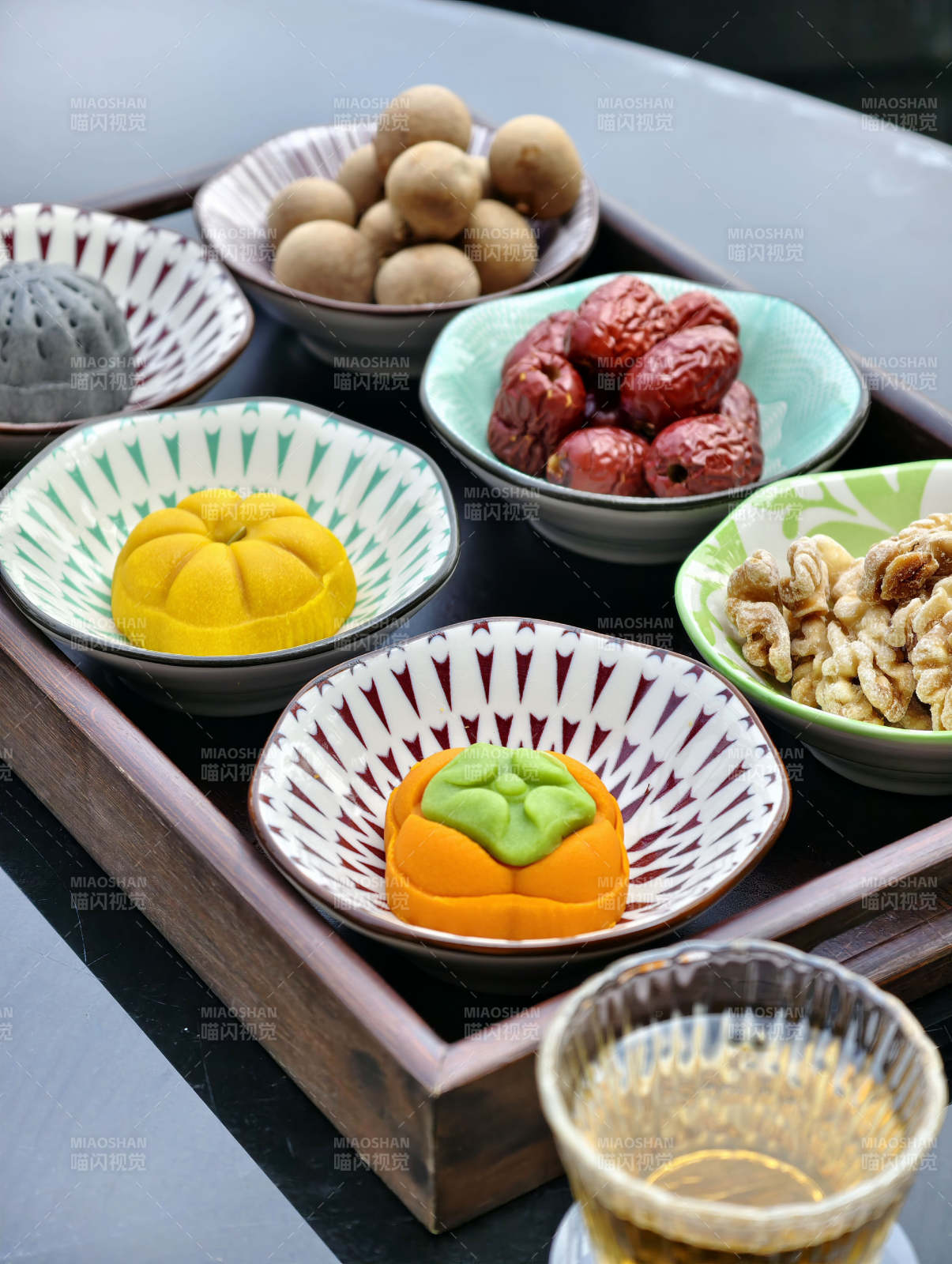 中式点心与茶点摆盘图片