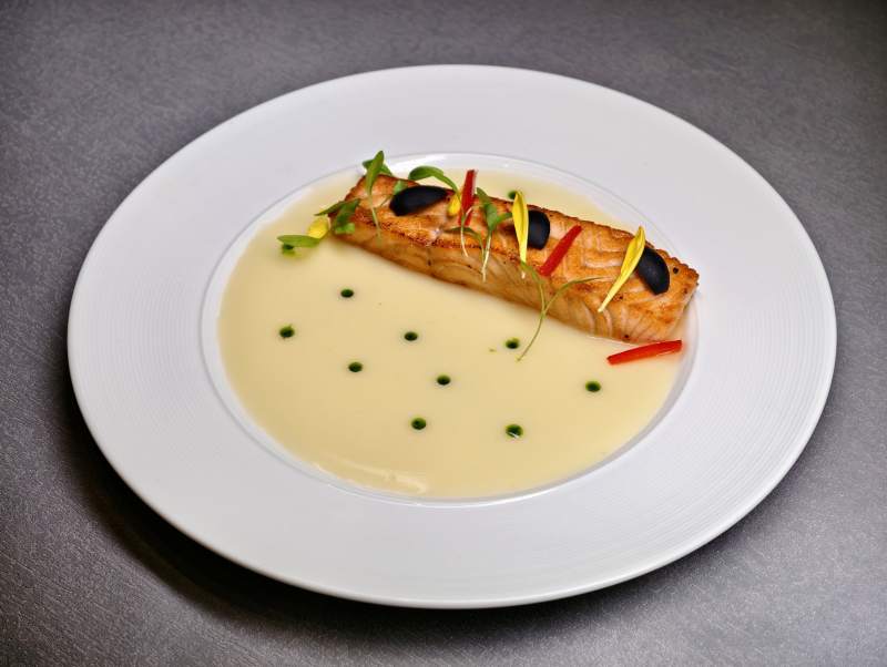 三文鱼配奶油汤汁图片