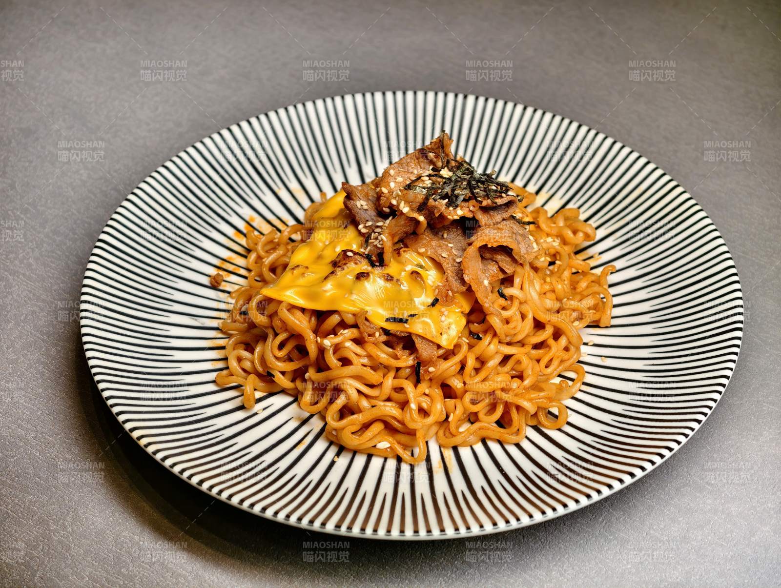 韩式火鸡面配烤肉图片