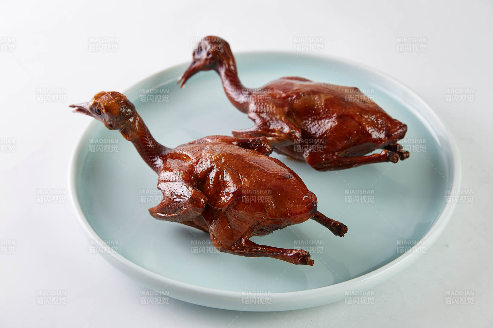 烤乳鸽盘中呈现美味图片