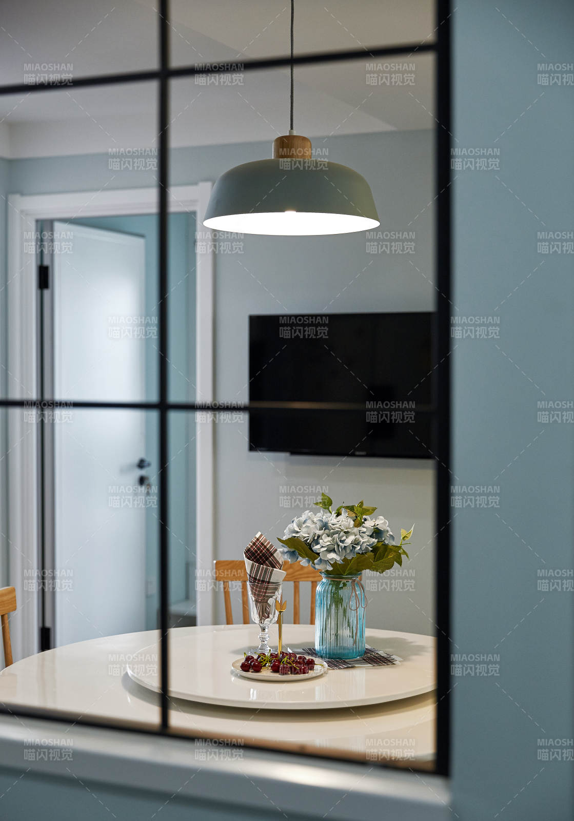 现代简约餐厅一角图片