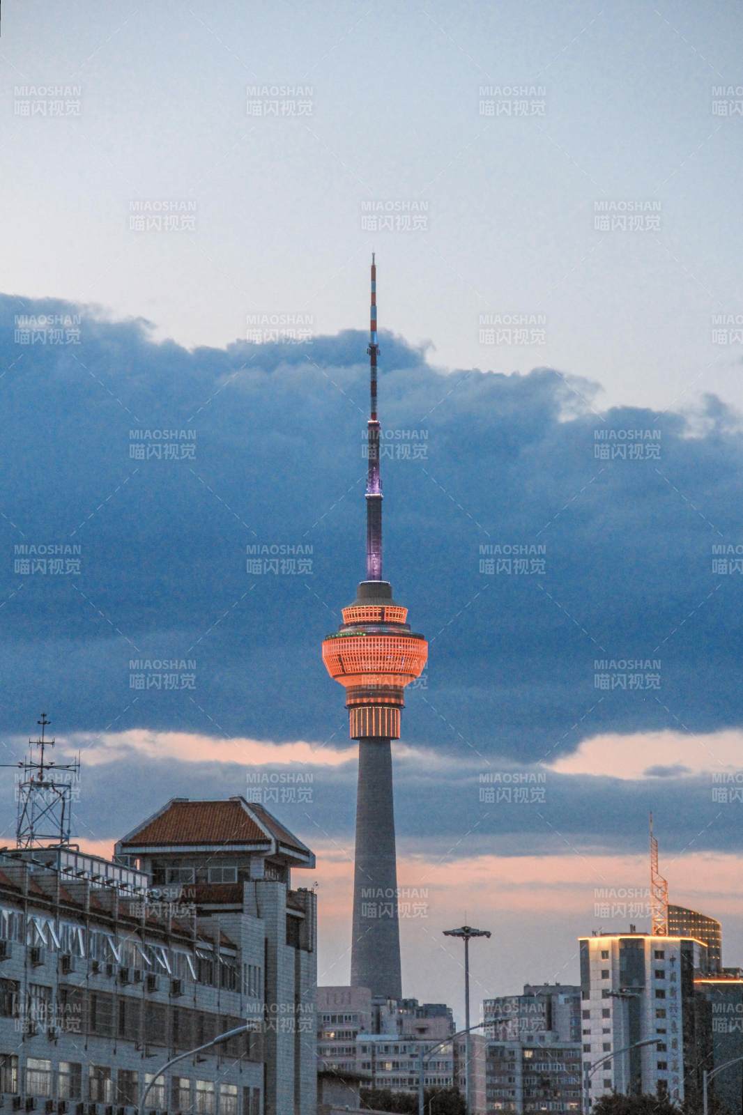 中央电视塔夜景图图片