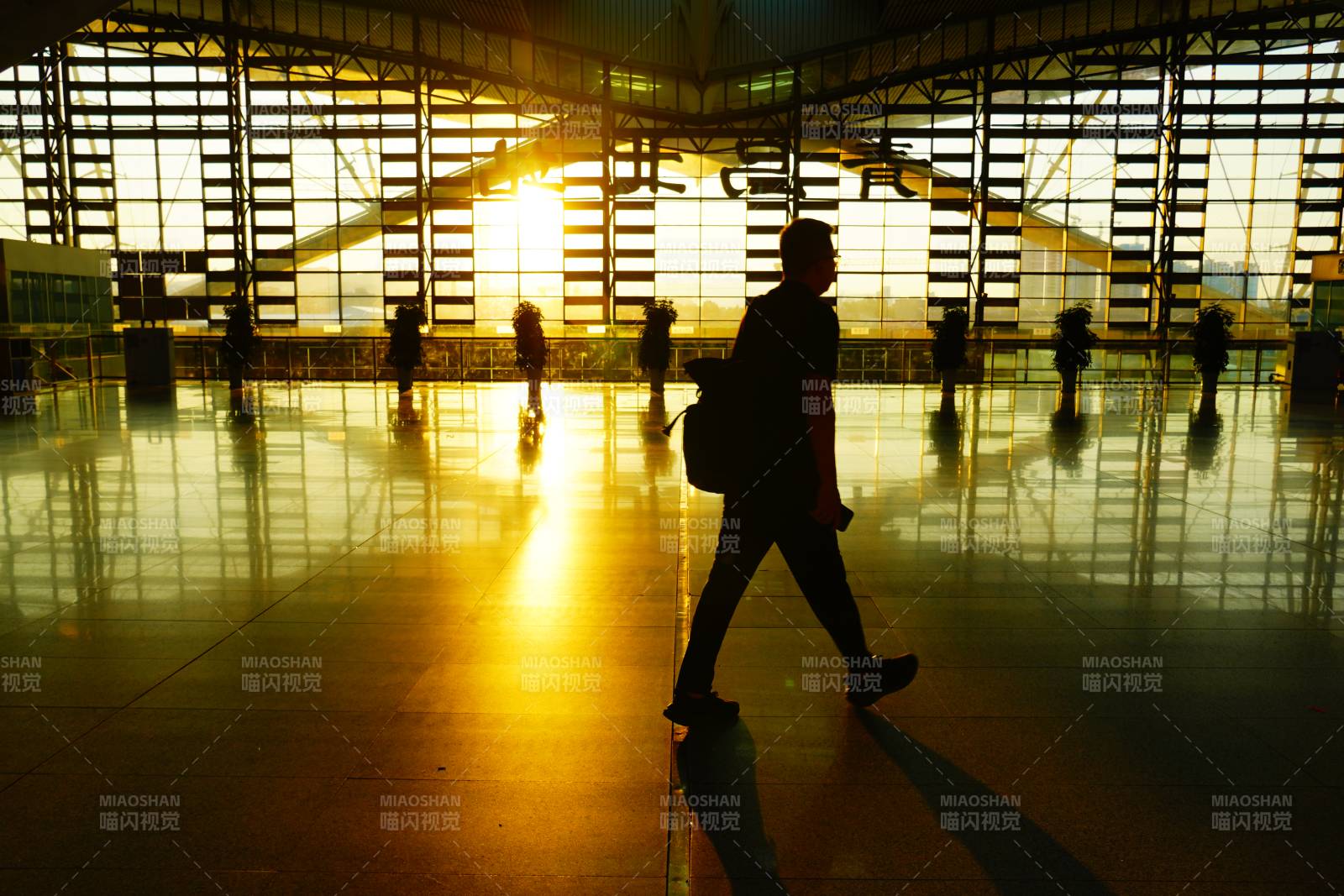 机场黄昏 行人独行图片