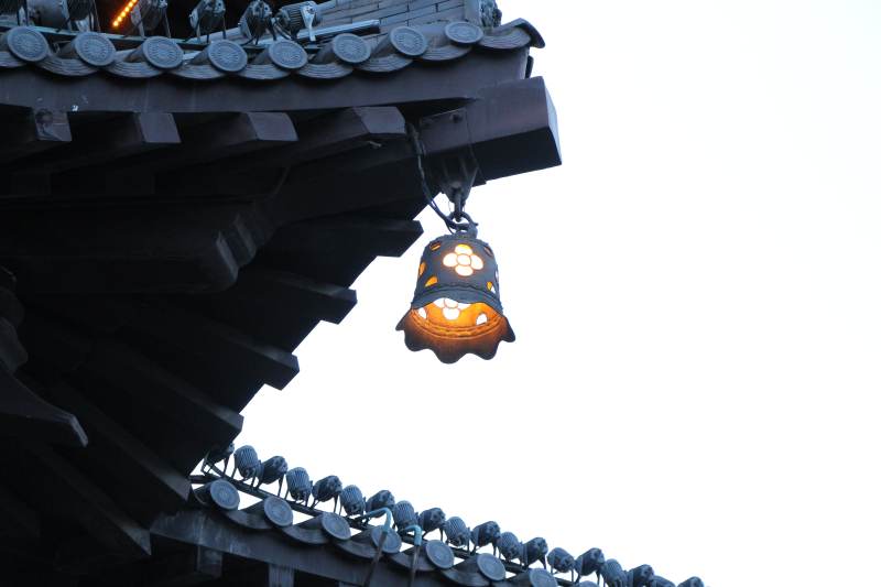 古建筑下的灯笼夜景图片