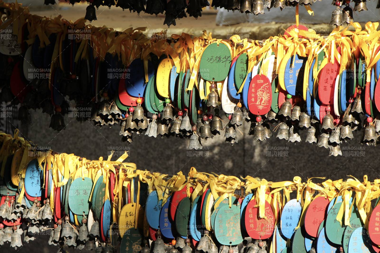 祈福铃铛与彩色牌匾图片
