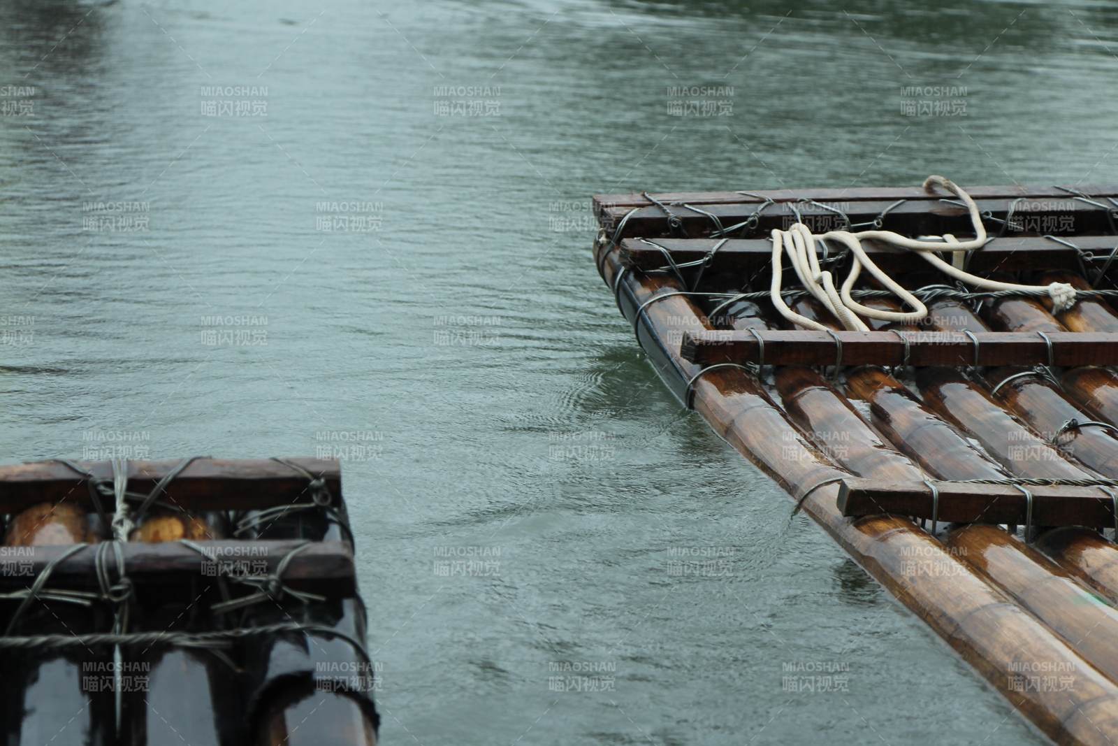 竹筏静泊 水面如镜图片