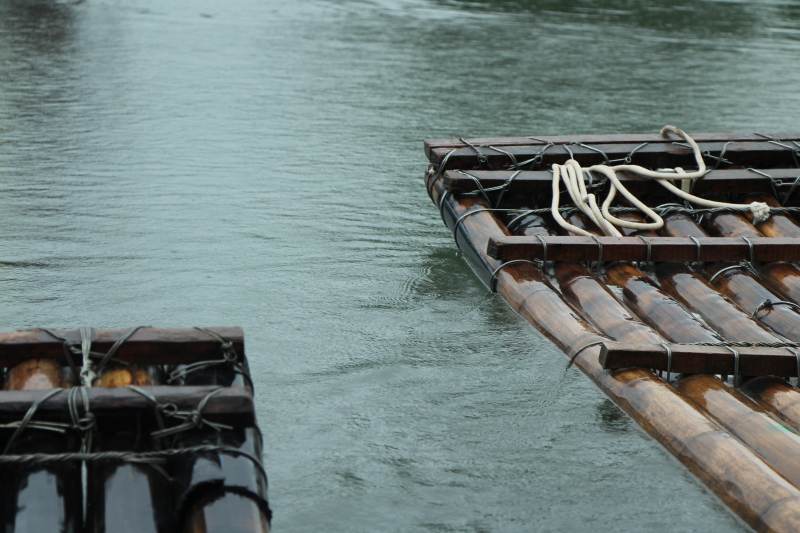 竹筏静泊 水面如镜图片