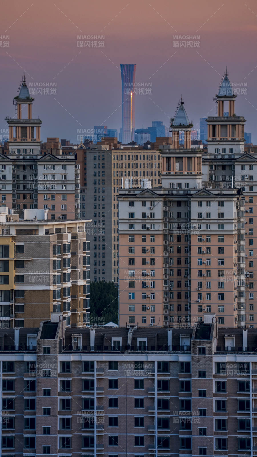 北京城市高楼林立 夕阳映照图片