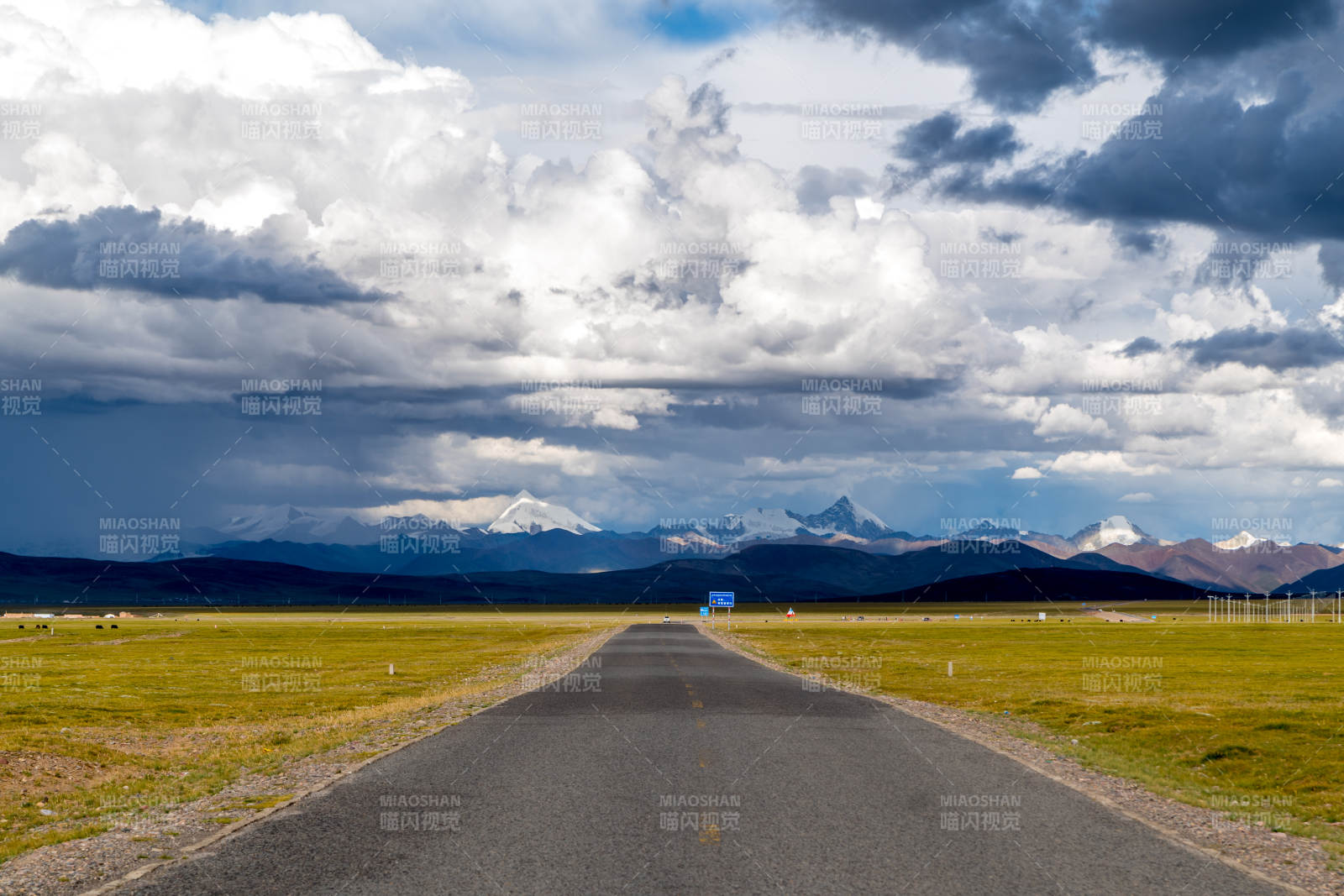 高原公路与雪山云海图片