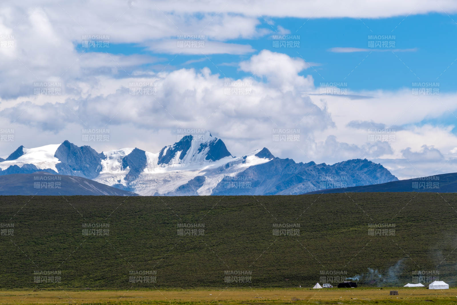 雪山草原风光无限好图片