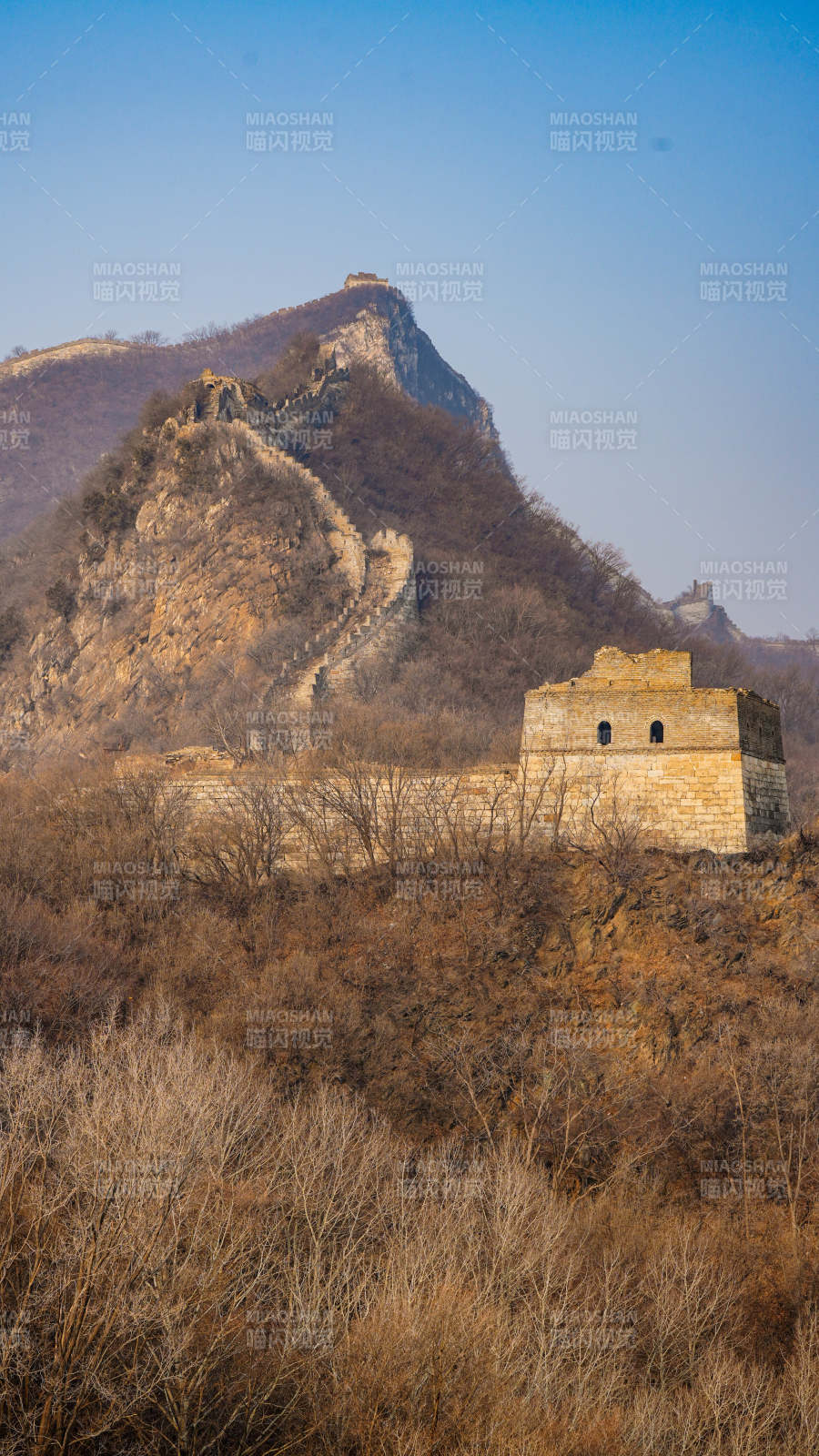 长城蜿蜒山间秋色浓图片
