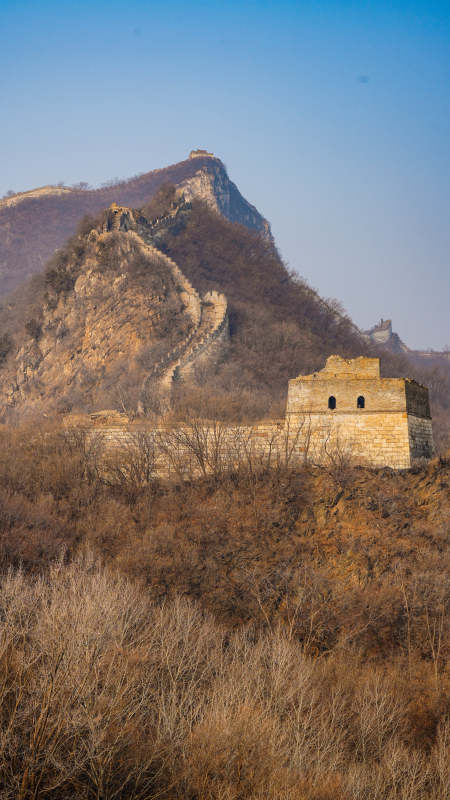 长城蜿蜒山间秋色浓图片