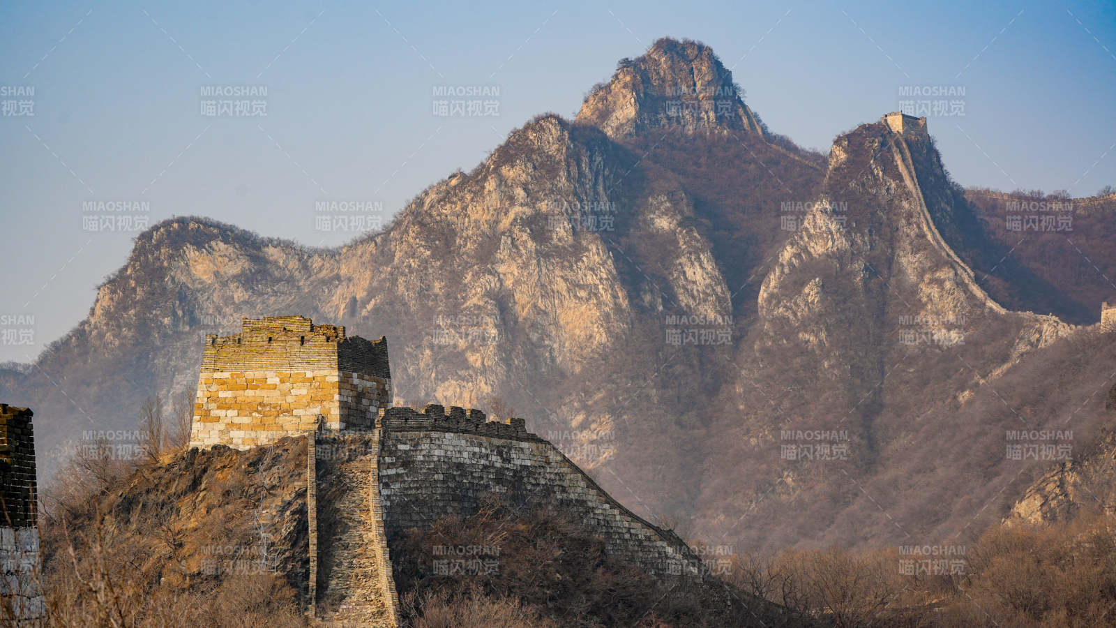 长城与山峦的壮丽景色图片