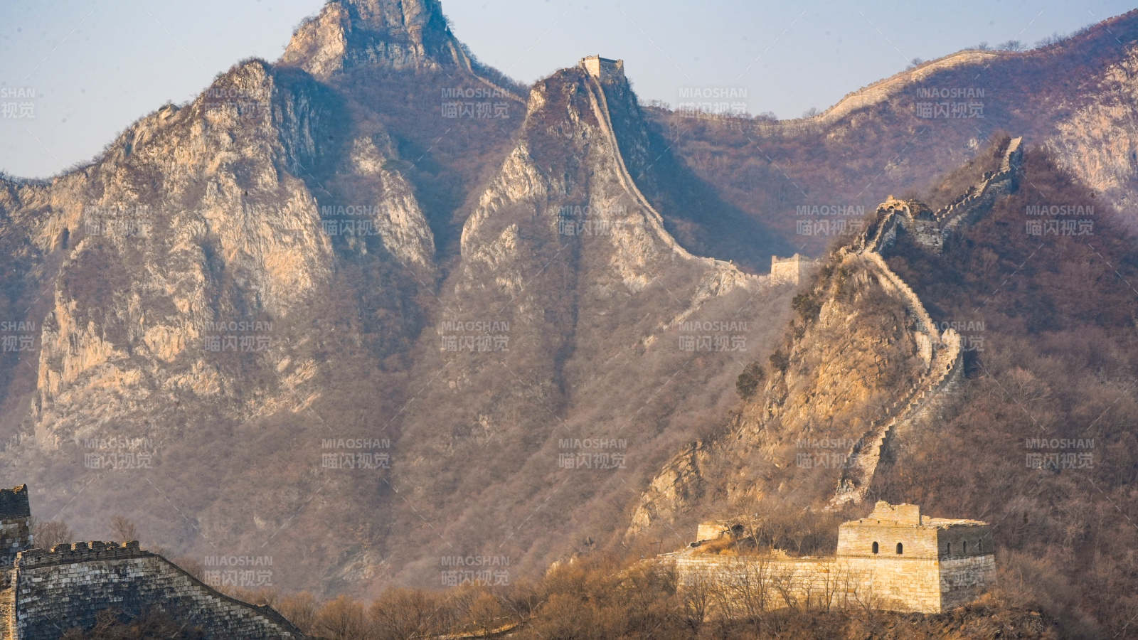 长城蜿蜒山间秋色浓图片