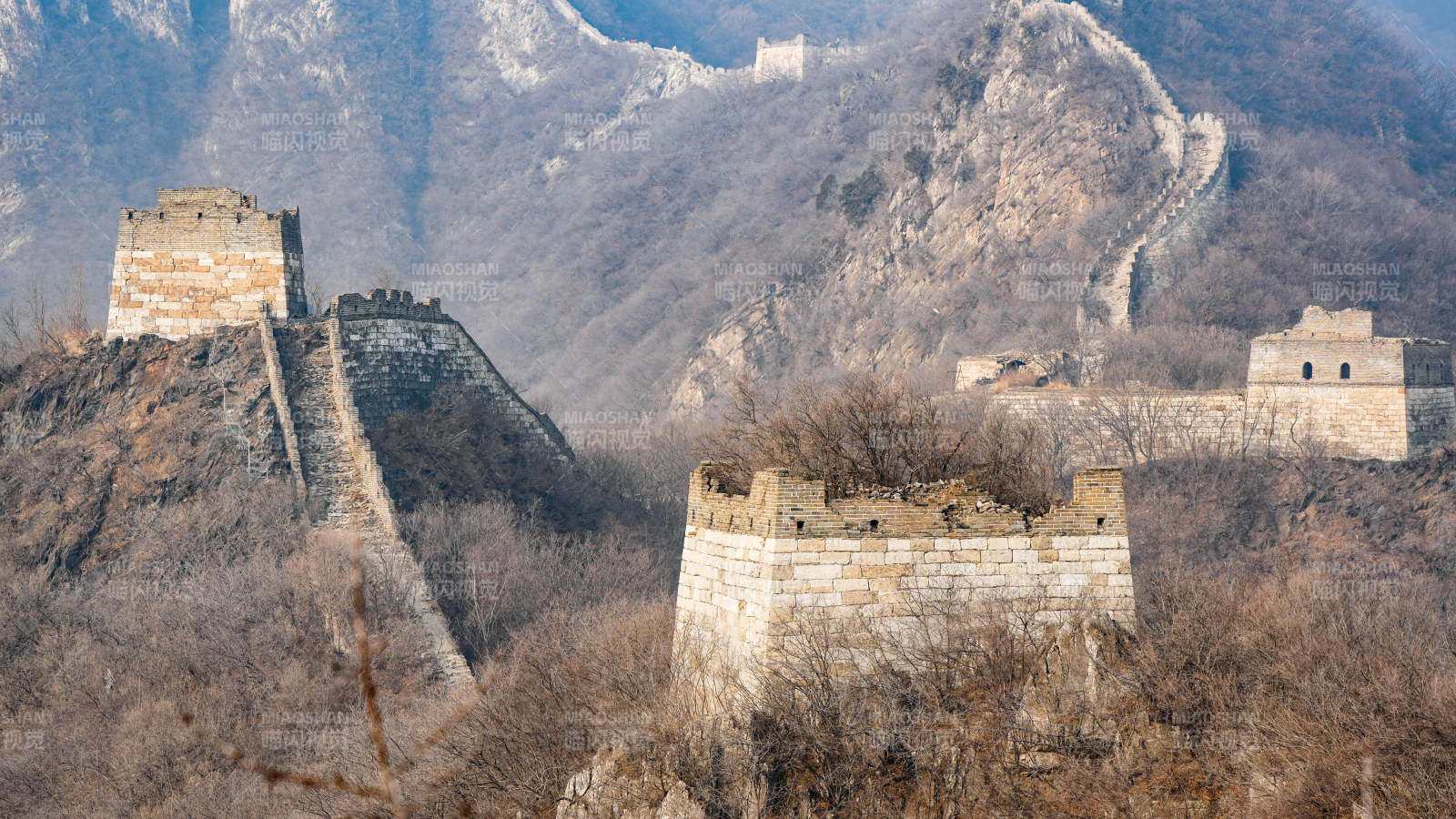 长城古迹 山间雄伟图片