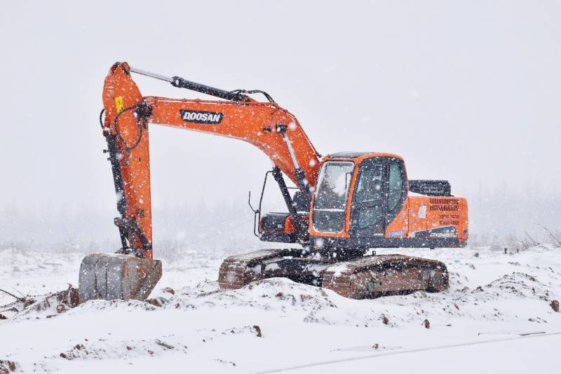 雪中施工的挖掘机图片