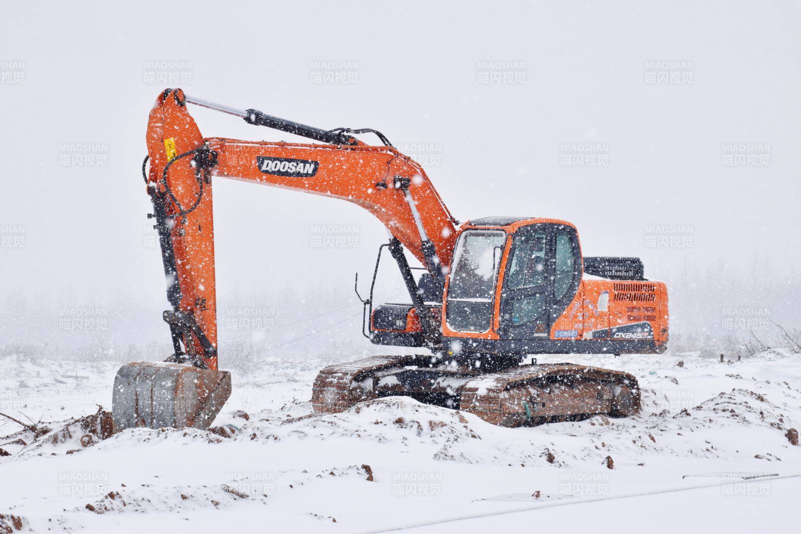 雪中施工的挖掘机图片