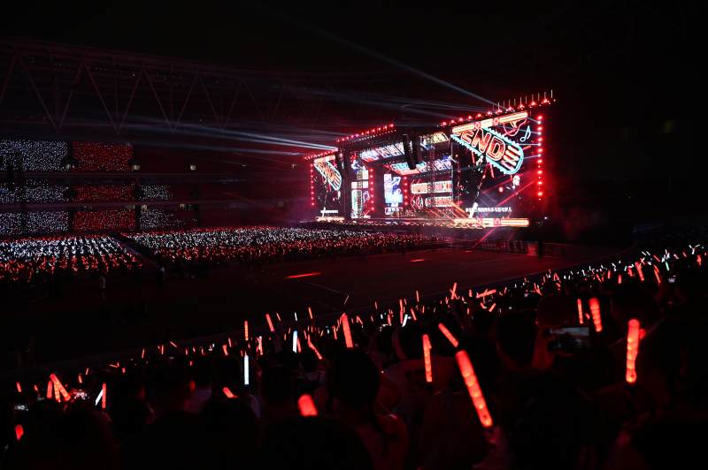 演唱会现场灯光璀璨图片