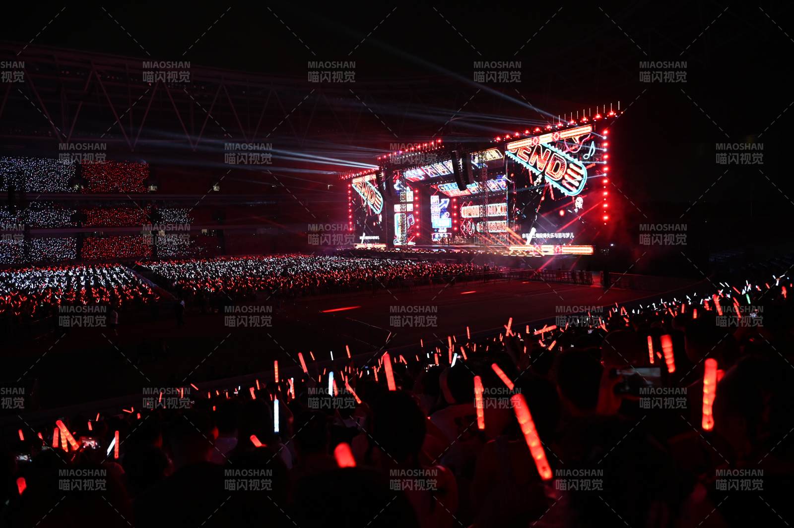 演唱会现场灯光璀璨图片